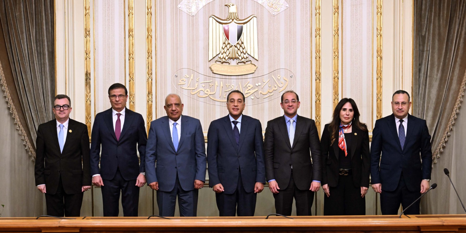 صورة جماعية عقب توقيع الاتفاق